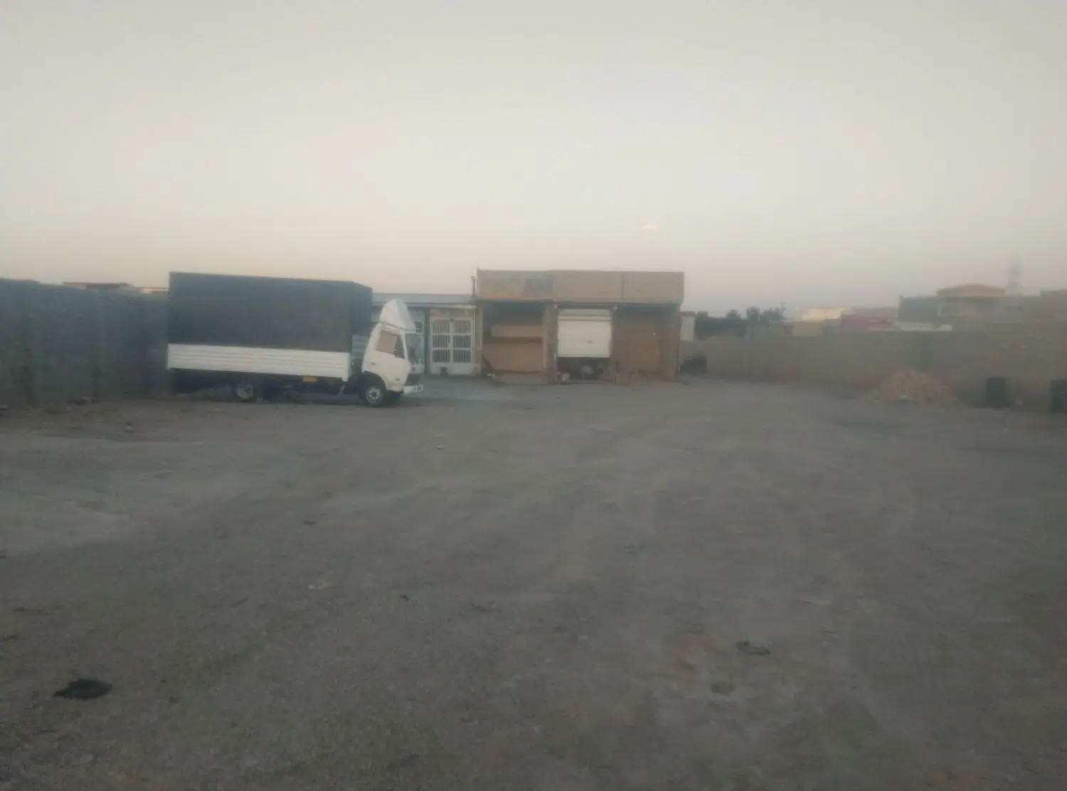 یک باب مغازه تجاری داخل گاراژ سنگین کارها