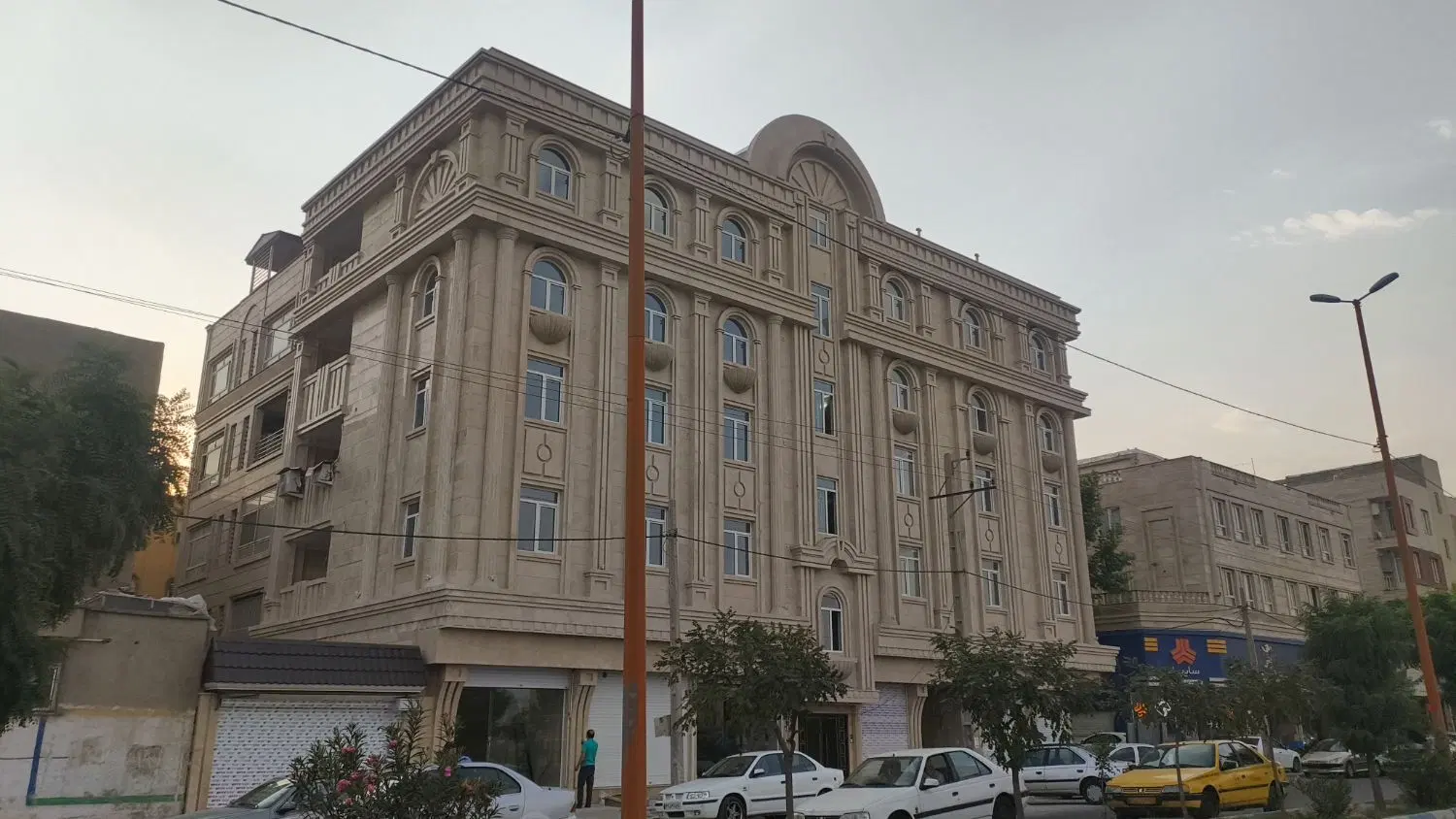 تجاری بر مدرس نبش هشتم شرقی