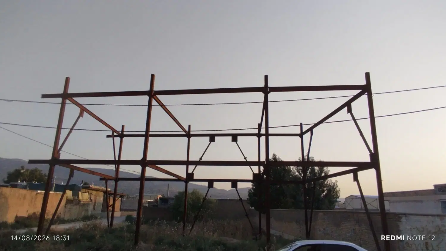 ساختمان نیمه کاره