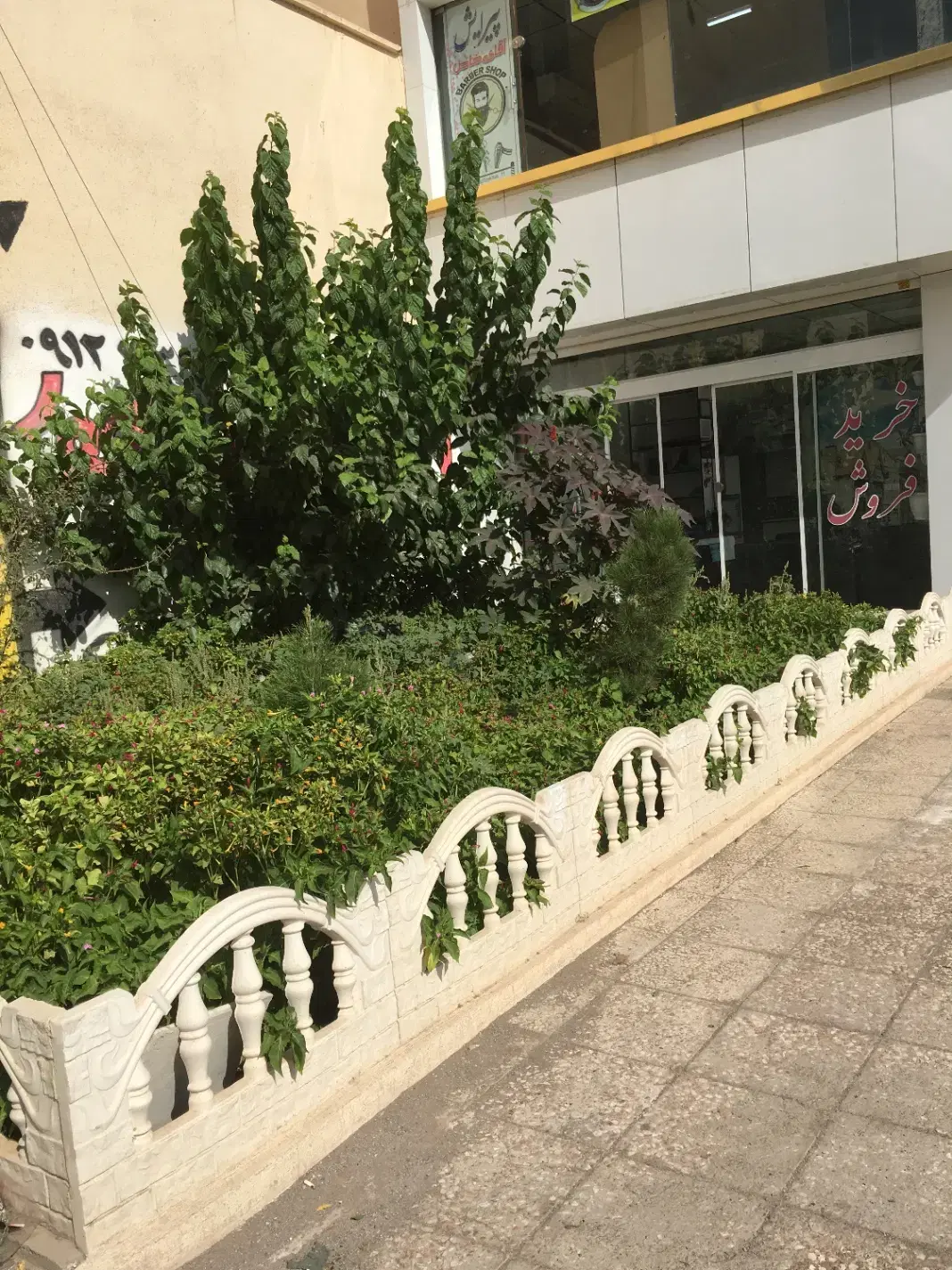 مغازه تجاری سه طبقه دو نبش