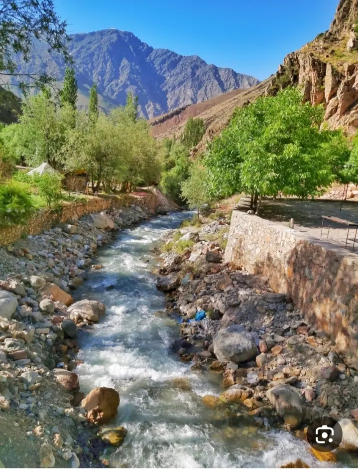 ۹۰۰متر باغ با ۲۵۰متر بنا در بالاتر از فشم