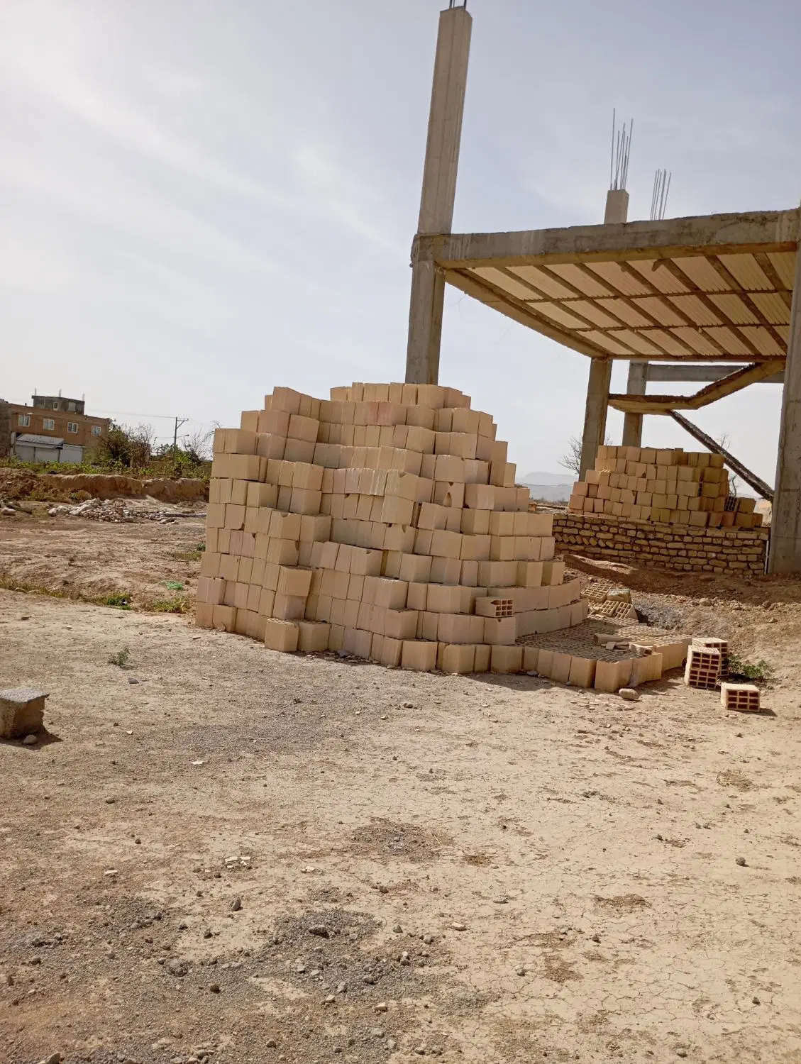 خانه نیمه ساخت در دو طبقه