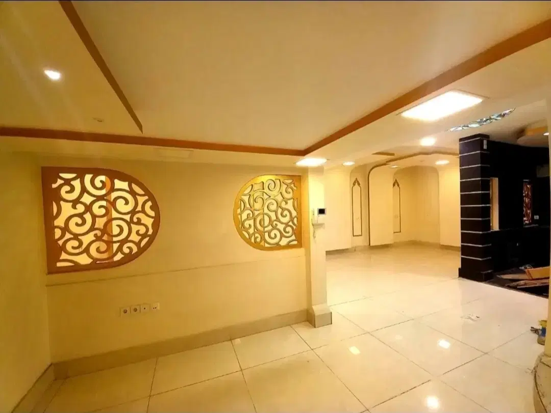 اجاره دربست حیاط سه طبقه در زعفرانیه.