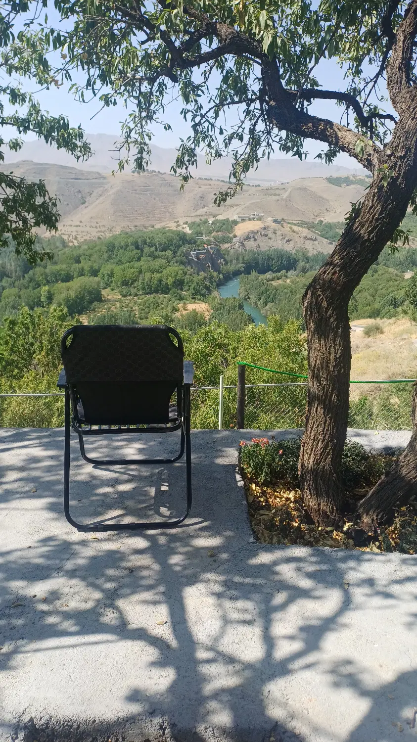 باغ با نمای رویایی از رود خانه زاینده رود