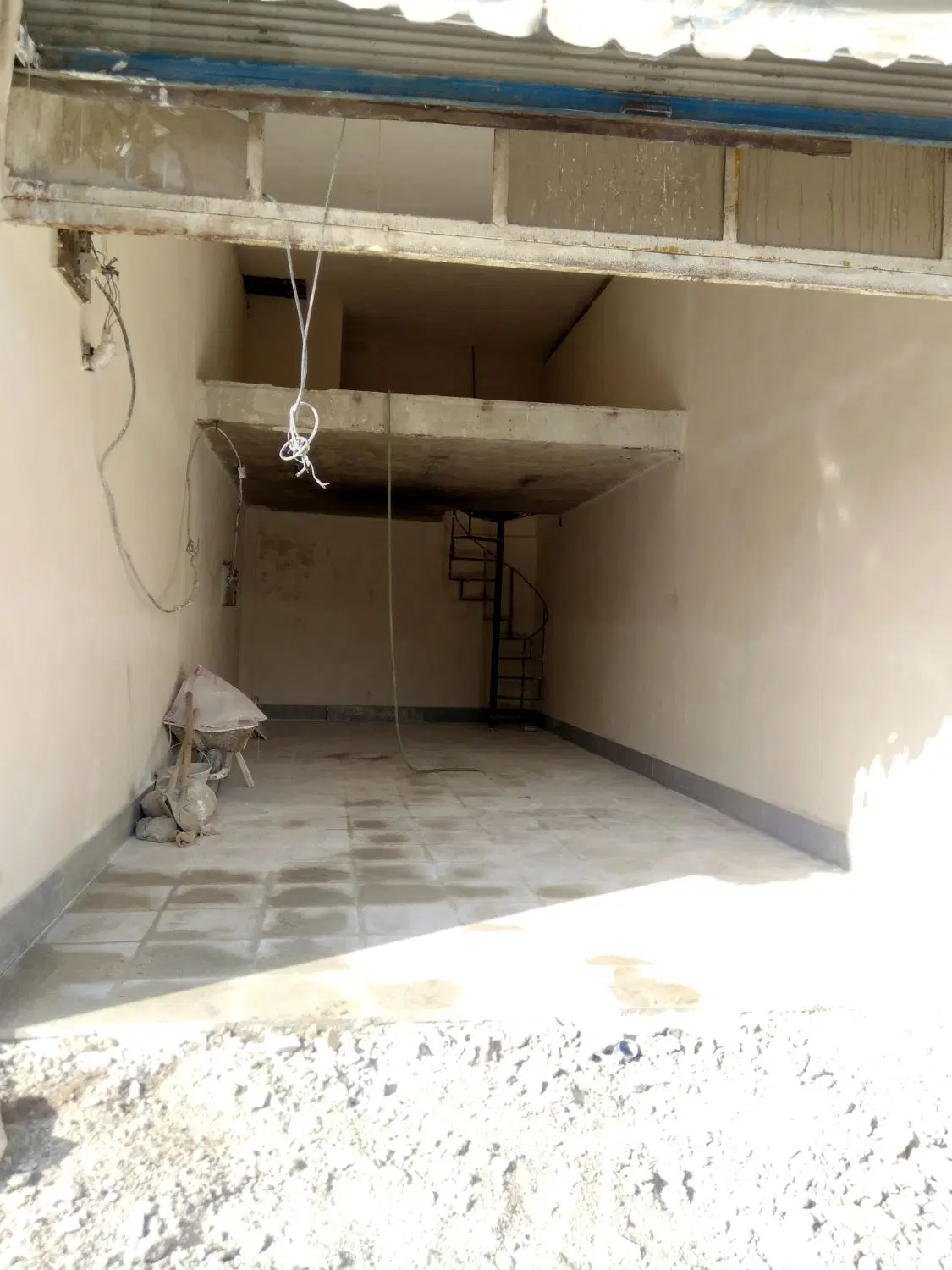 دو دهانه مغازه ۴۵ متری واقع درکمرد