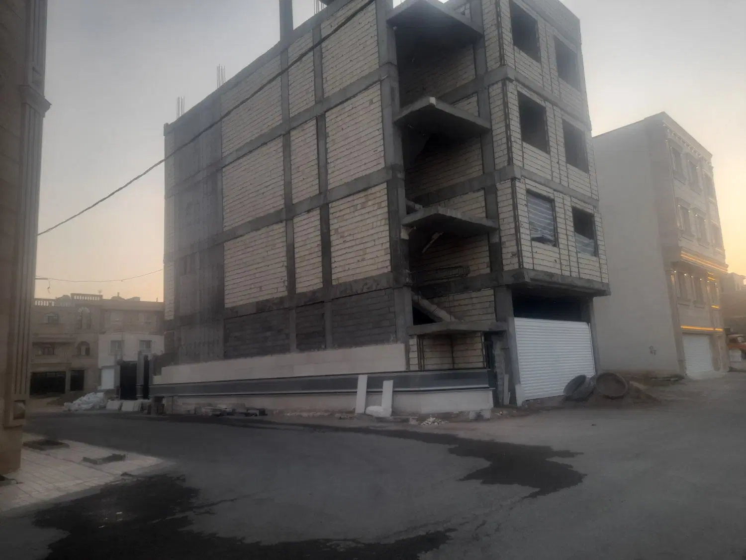 ساختمان چهار طبقه در شهرک زیمنس گویم