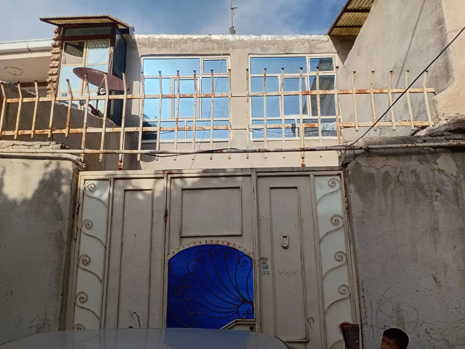 حیاط در آخماقیه اخمقیه