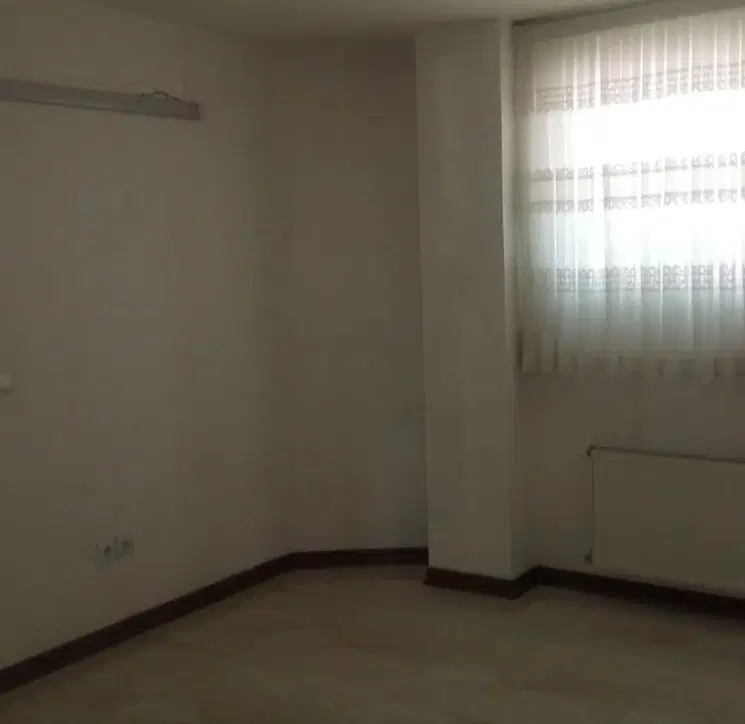 حیاط دربست ۱۱۰متر خالی دوخوابه لاله