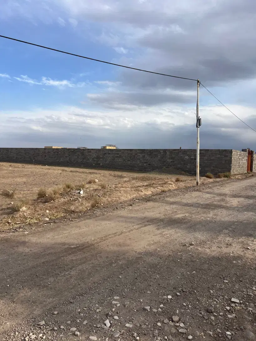 زمین چهاردیواری بر روستای سن سن بین جاده قم کاشان