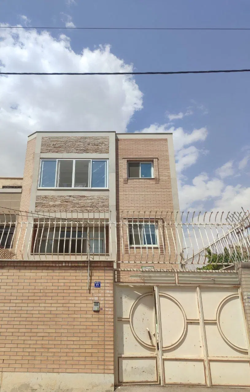 فروش ویلایی سه طبقه درب حیاط