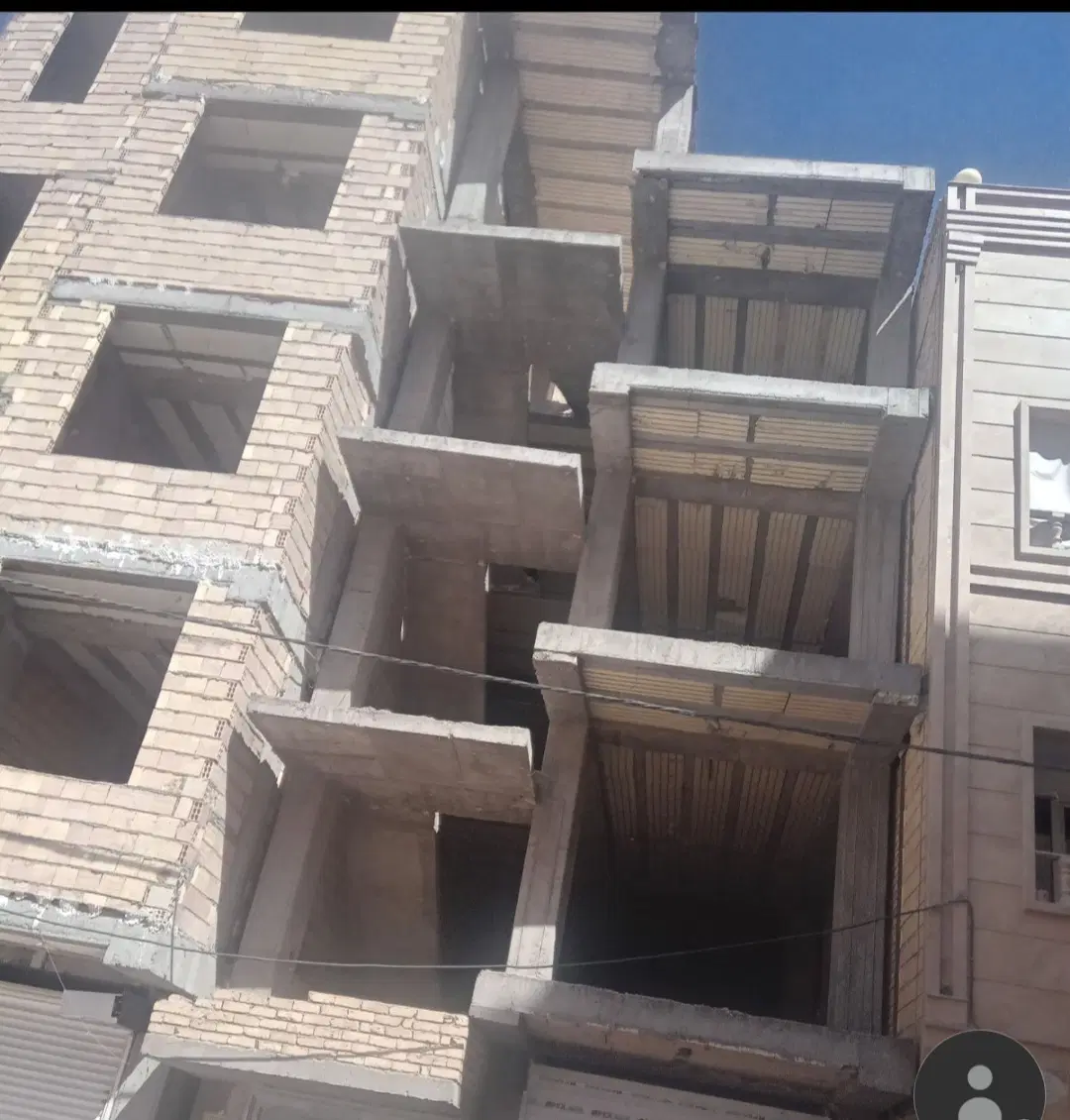 ساختمان سه طبقه نیمه کاره با پارکینگ
