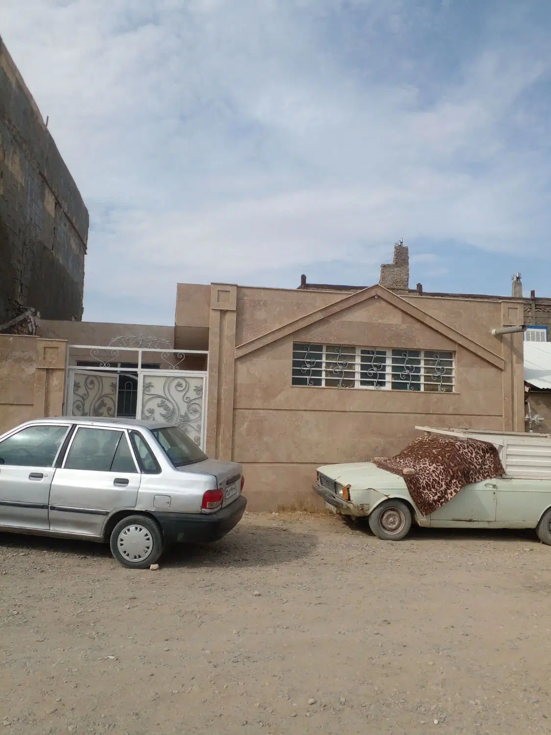 ملک ۱۰۲ متری  در شاهنامه چهاربرج