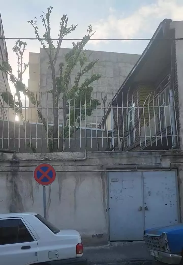 حیاط فروشی در خیابان عباسی بر خیابان اصلی