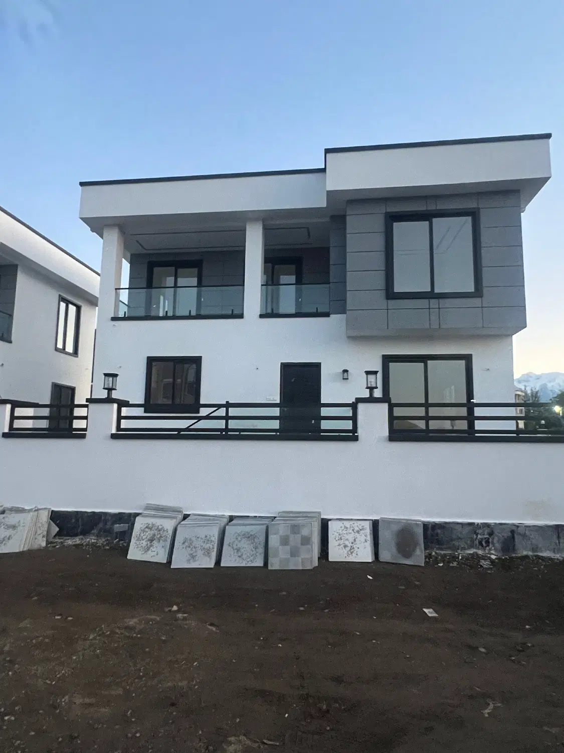 ویلا ۲۰۵ متر بنا ۱۶۰ متر زمین سنددار جواز کلاردشت