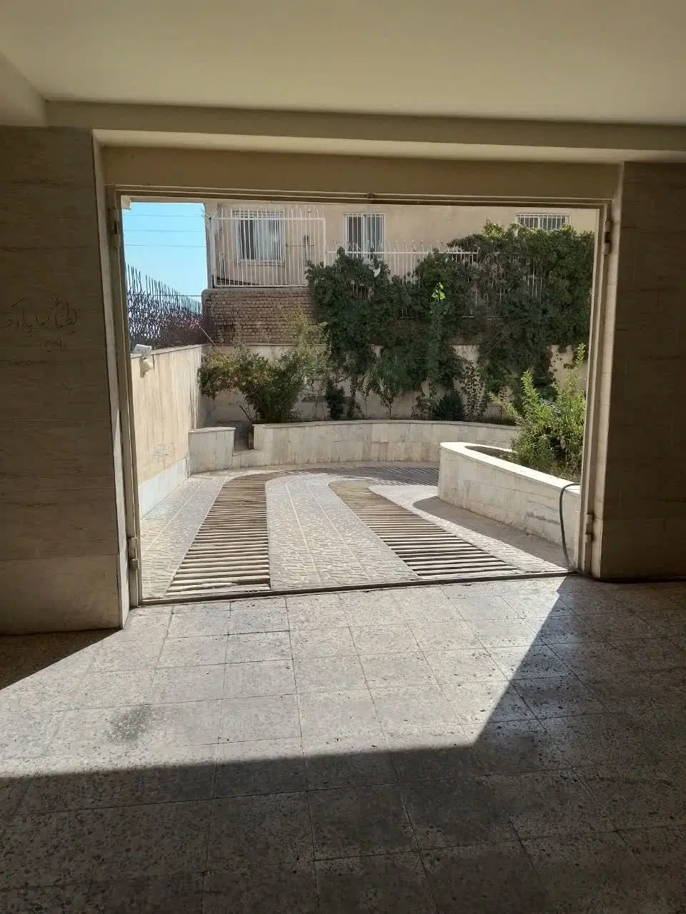 ۶۱ متر پارکینگ سندی بلوار فضا غرق آفتاب