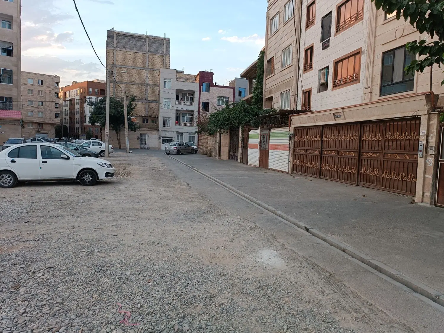 ۲۴۰ متر زمین خیابان چمن ارس