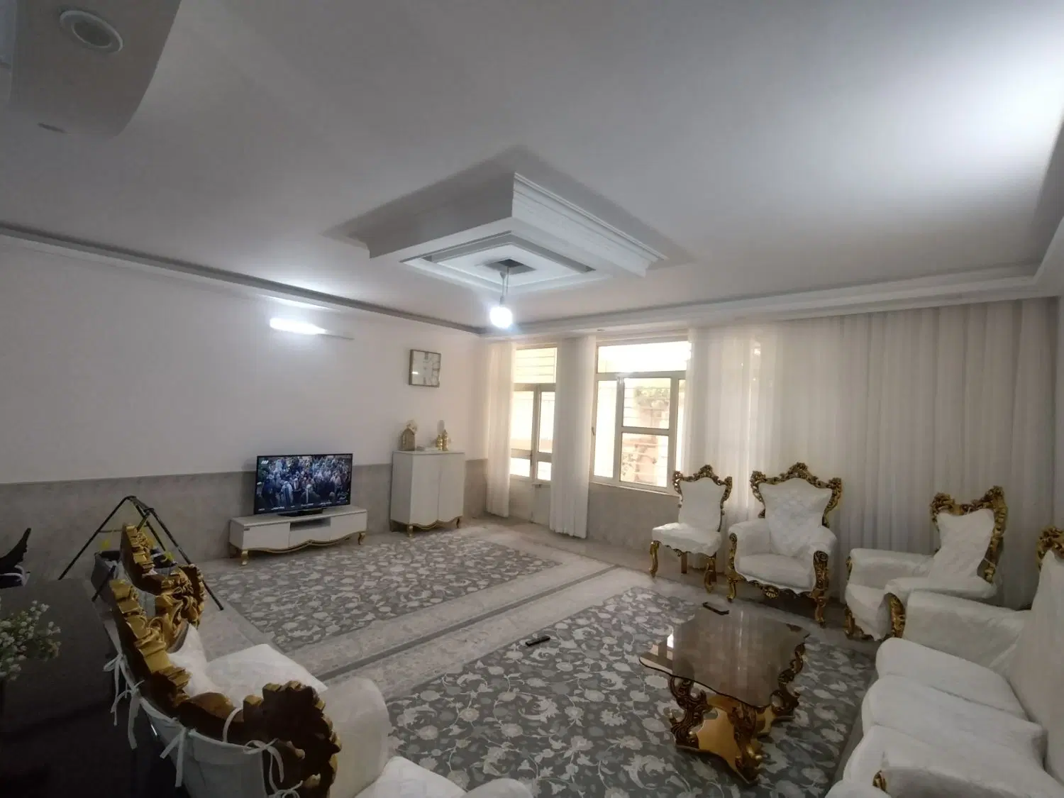 طبقه ی همکف درخیابان صبا