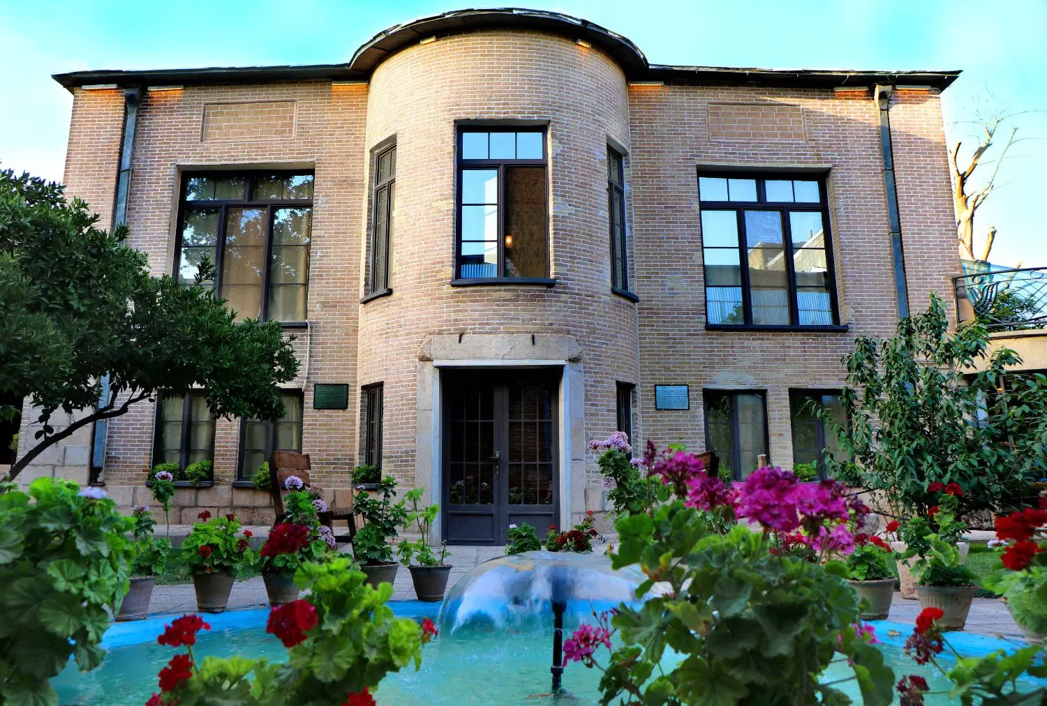 خانه ویلایی در خیابان نادر و اصلاح نژاد و اطراف