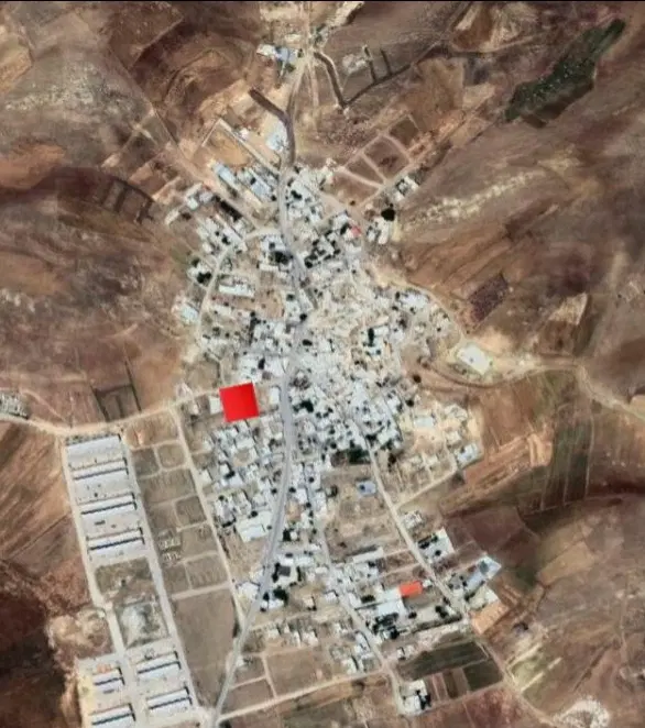 زمین چشمه سفید