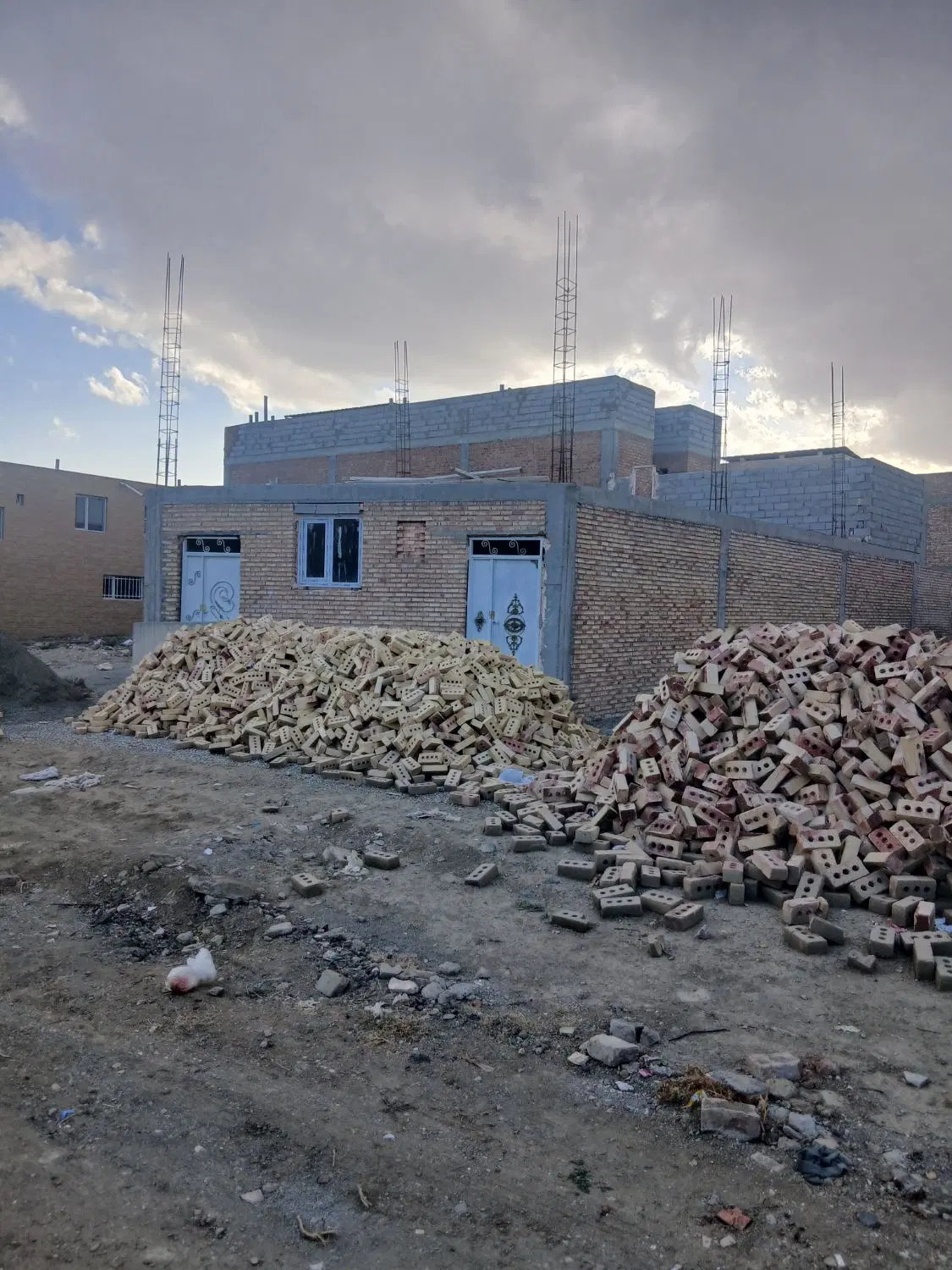 ملک زمین نیمه ساخت مسکونی
