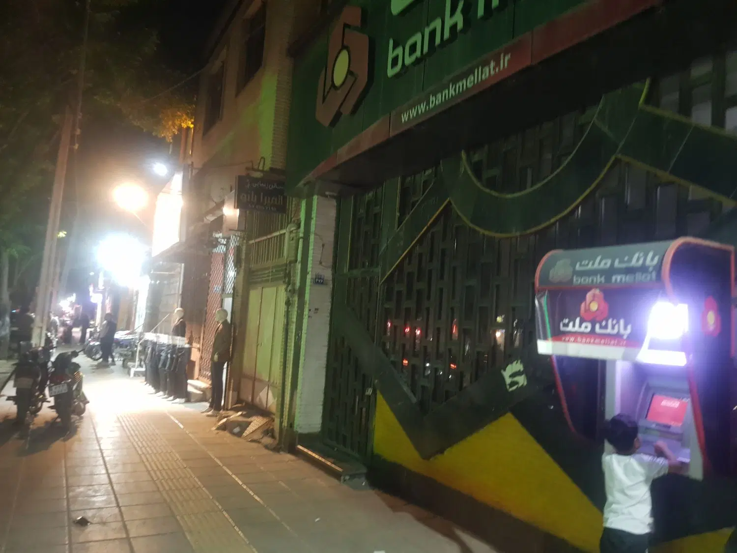 زیر زمین تجاری ۱۴۰ متری بخیابان لاله جنب بانک ملت