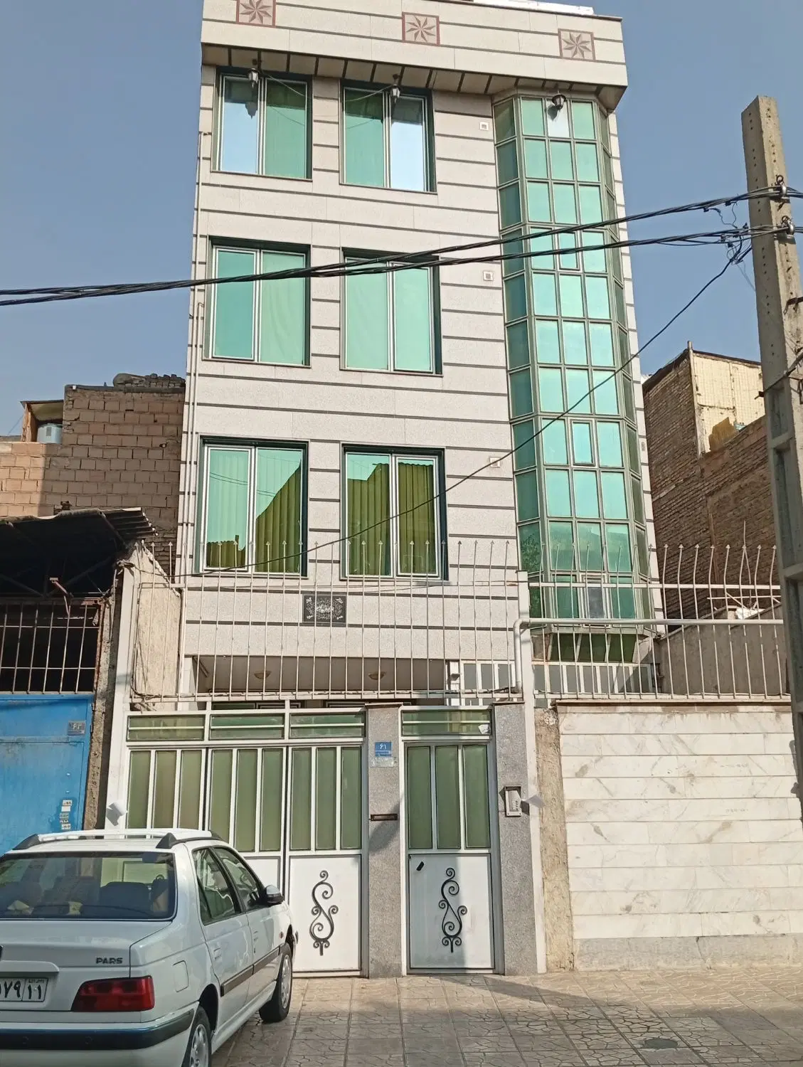 فروش طبقه وحیاط وپشت بام با موقعیت تجاری بر 7ونیم