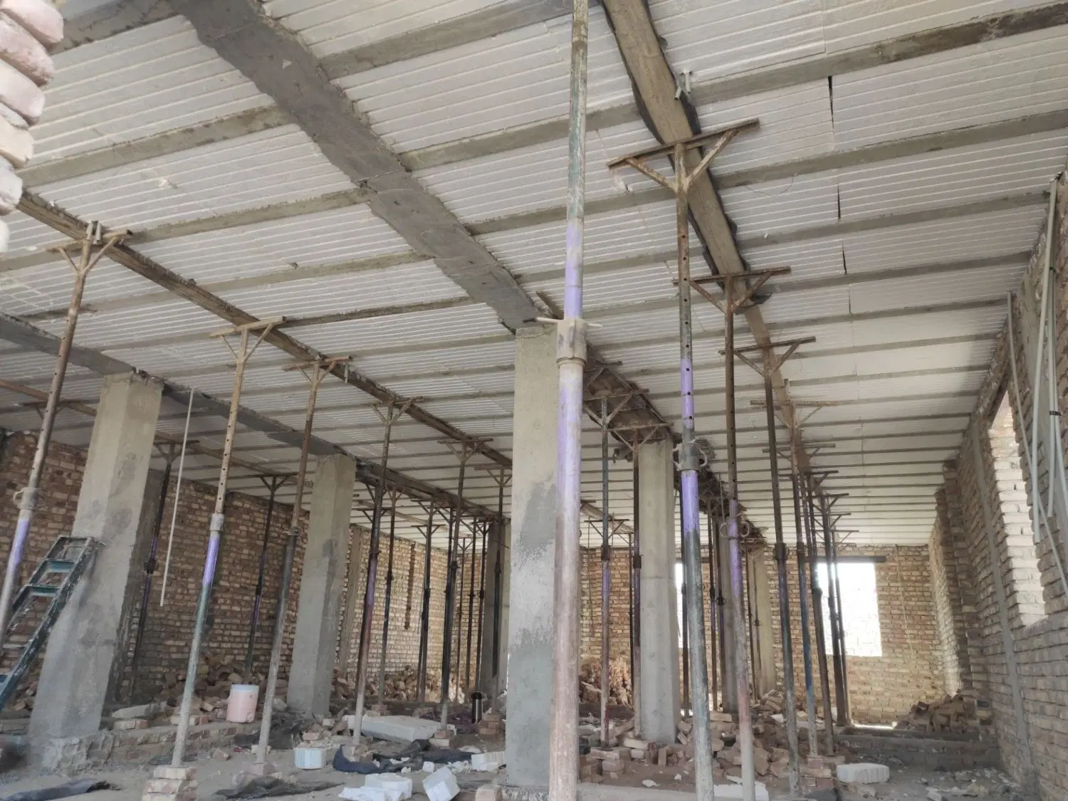 منزل ویلایی نیمه کاره در خ سیاهمردی  کیخایی 10