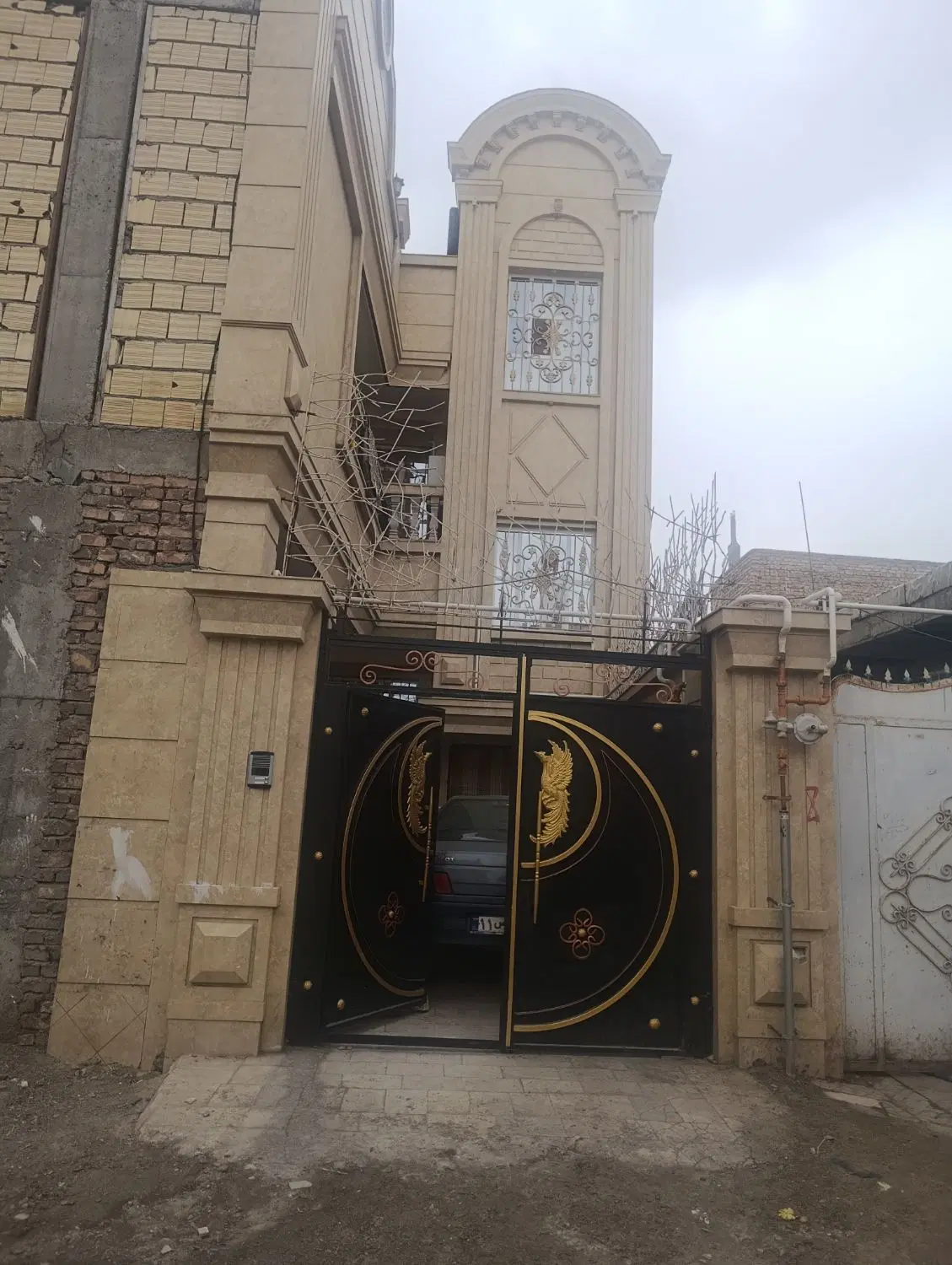 طبقه پایین کشاورز۸میلان۱۳کوچه بن بست