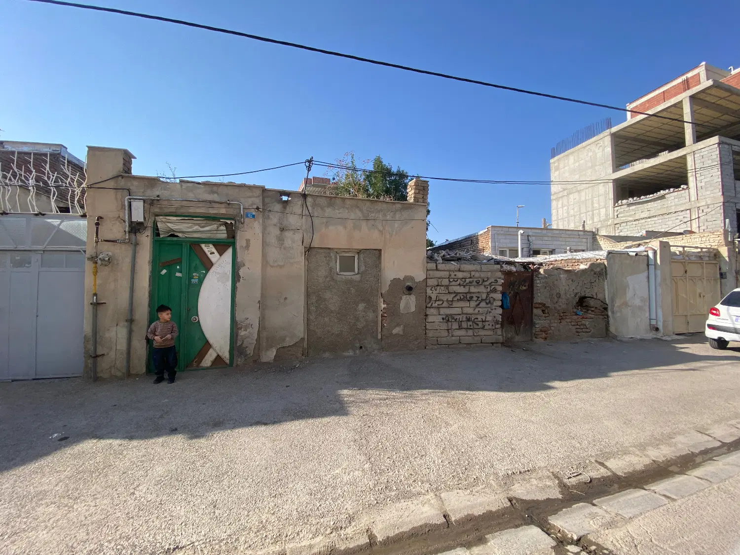 200 متر کلنگی و زمین