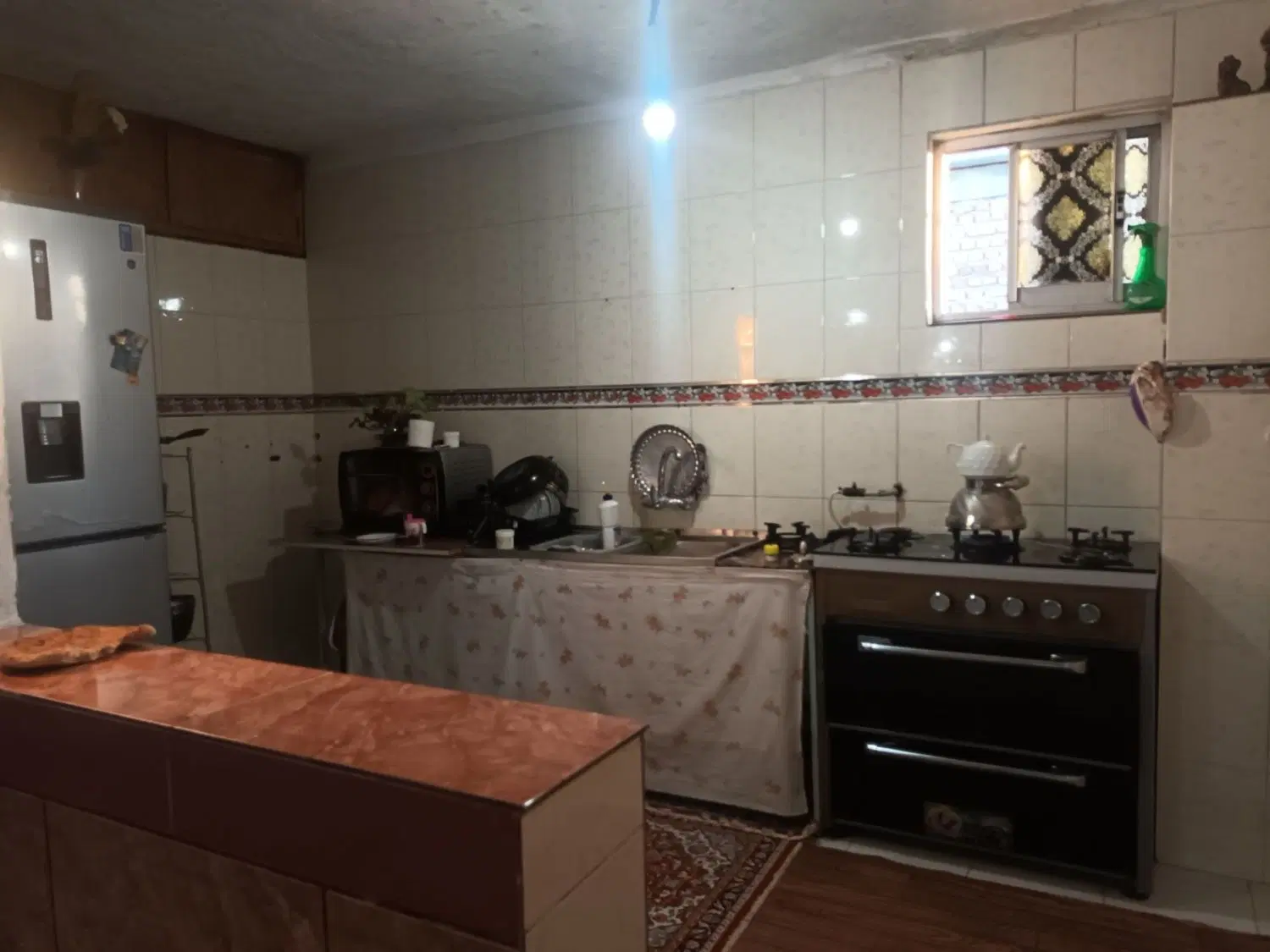 یک منزل مسکونی دوخواب ماشین رو