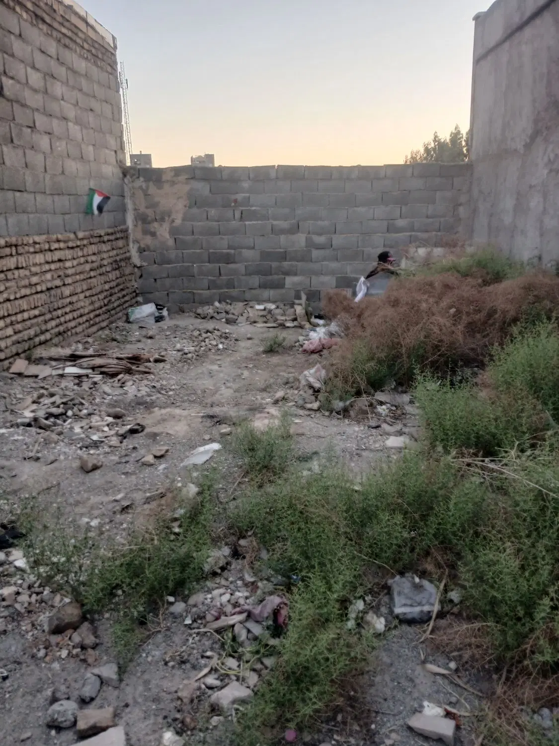 زمین چهاردیواری ۶۵ متر