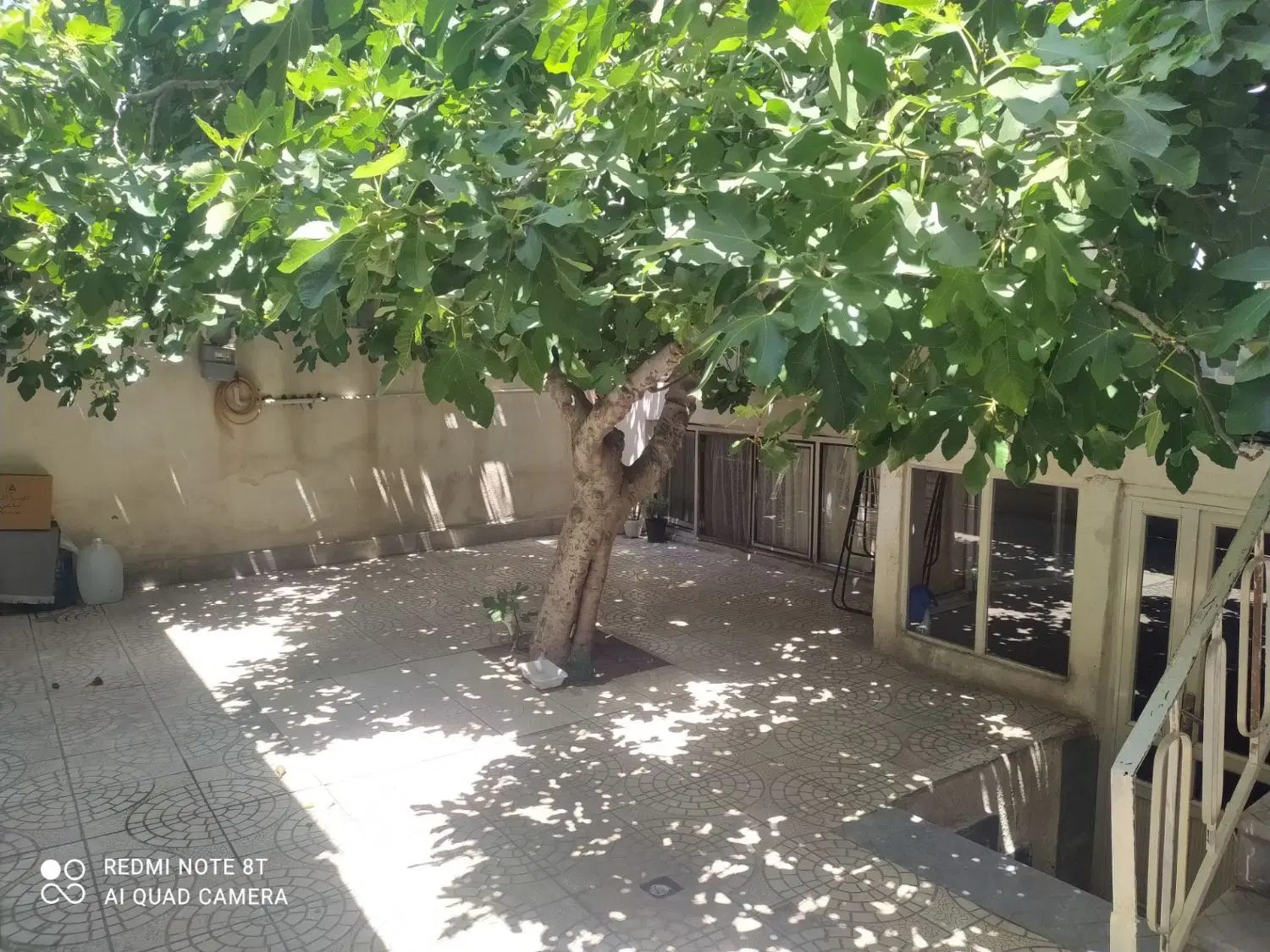 بر خیابان۱۸ متر حیاط