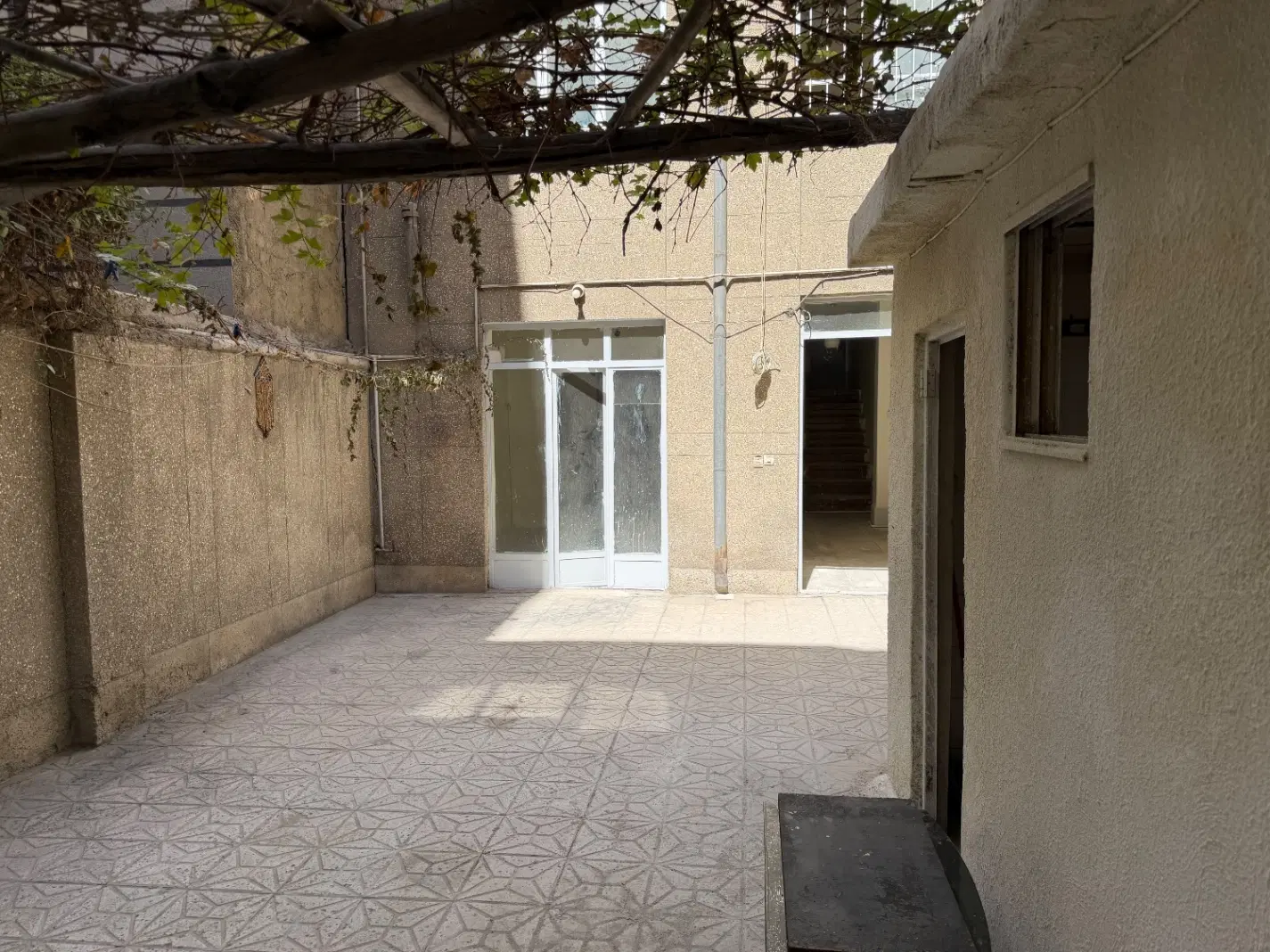 رهن و اجاره خانه ۱۴۰ متری _ ۲.۵ طبقه _ حیاط‌دار