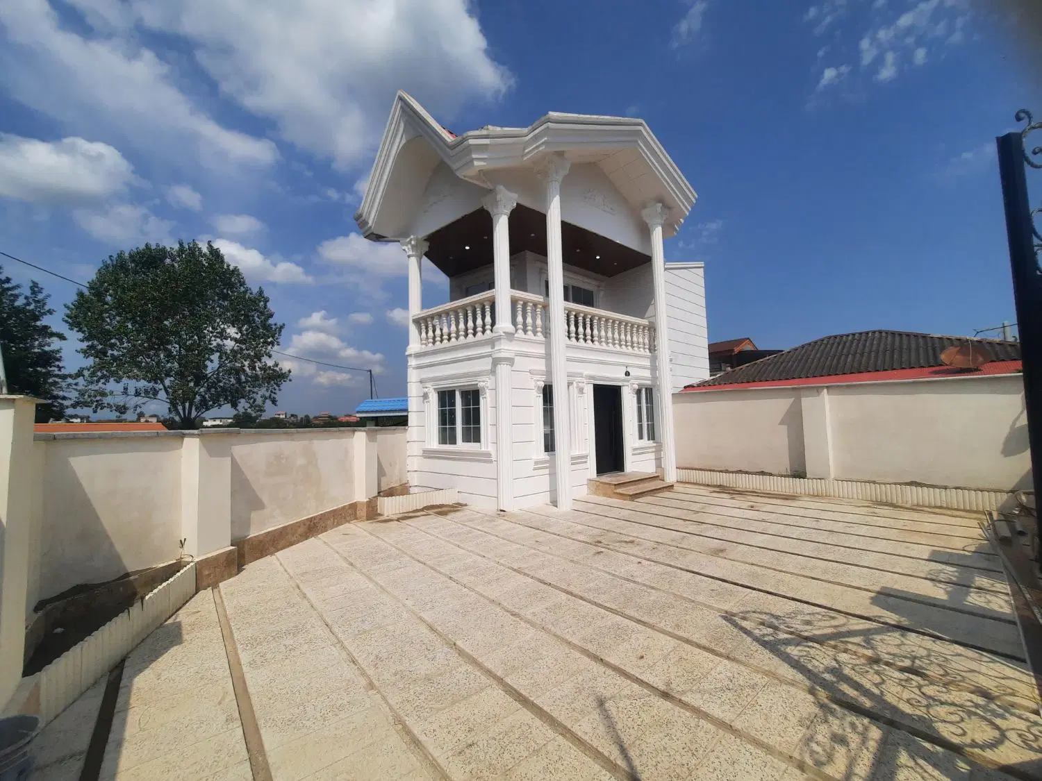 خانه ویلایی نوسازسه خوابه ۱۸۰ مترزمین و۱۵۰ متر بنا