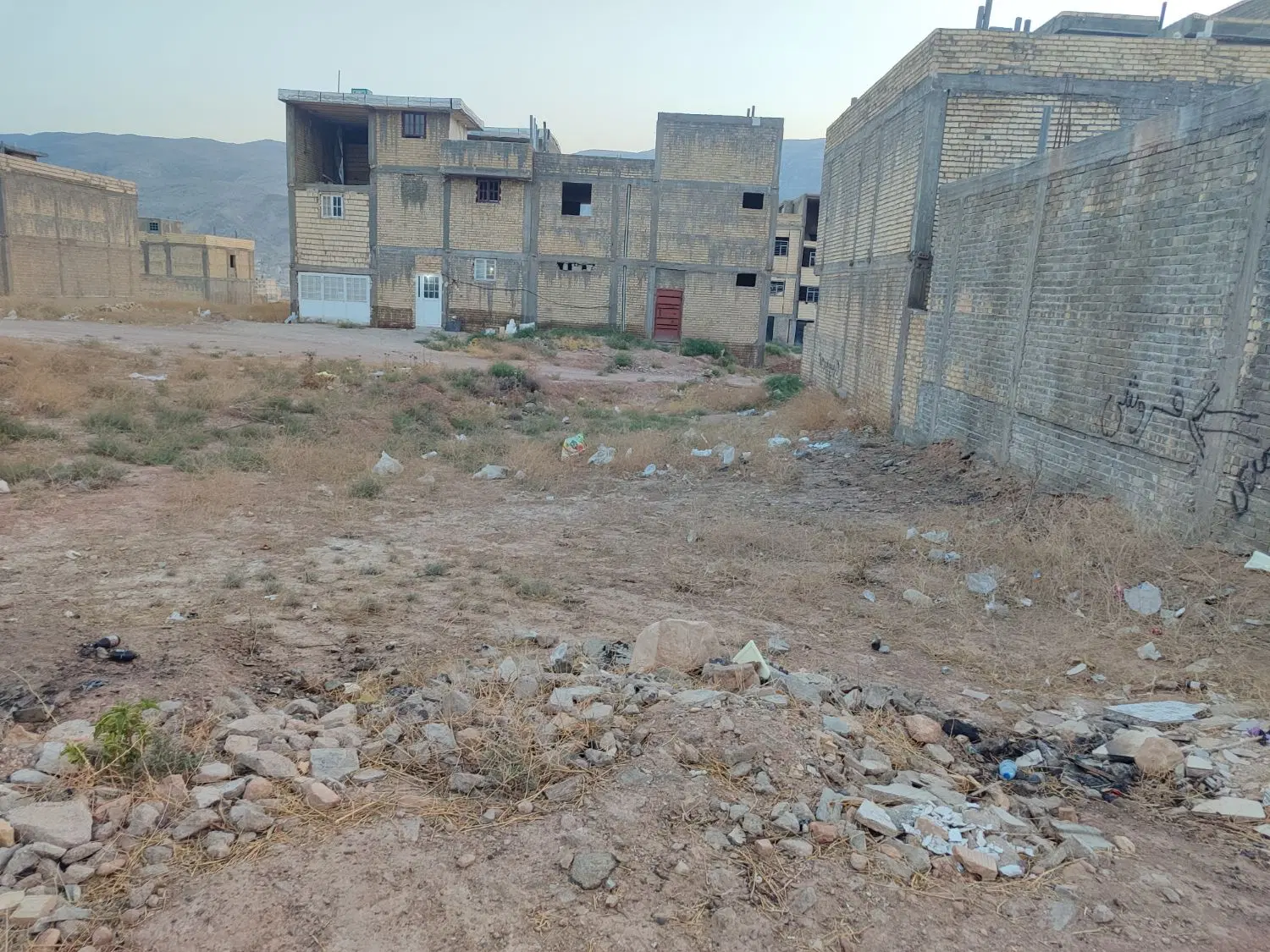 زمین کیناباد  پشت کانون