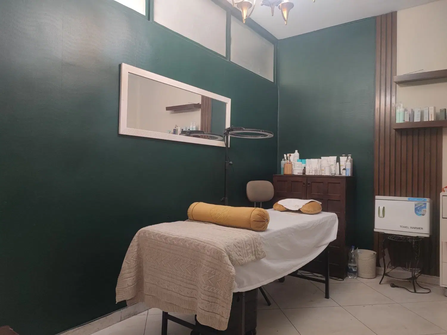 اجاره تخت در سالن آرایشگاه مناسب مژه و فیشیال