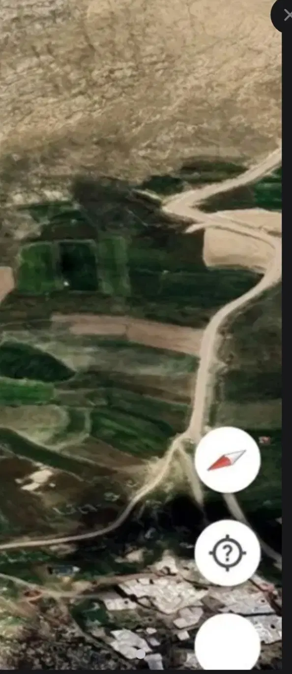 زمین زراعی بر راه اصلی روستای تکمه آغ بولاغ