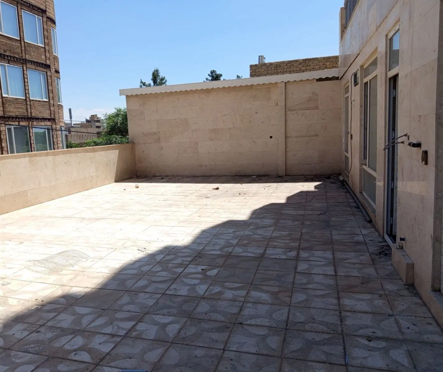 واحد ۲۱۵ متری (۱۰۰ متر تراس اختصاصی)