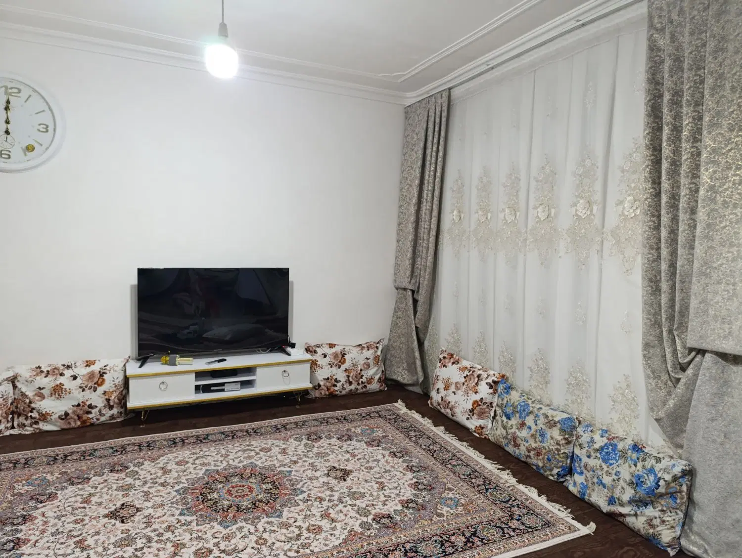 حیاط ماشین رو