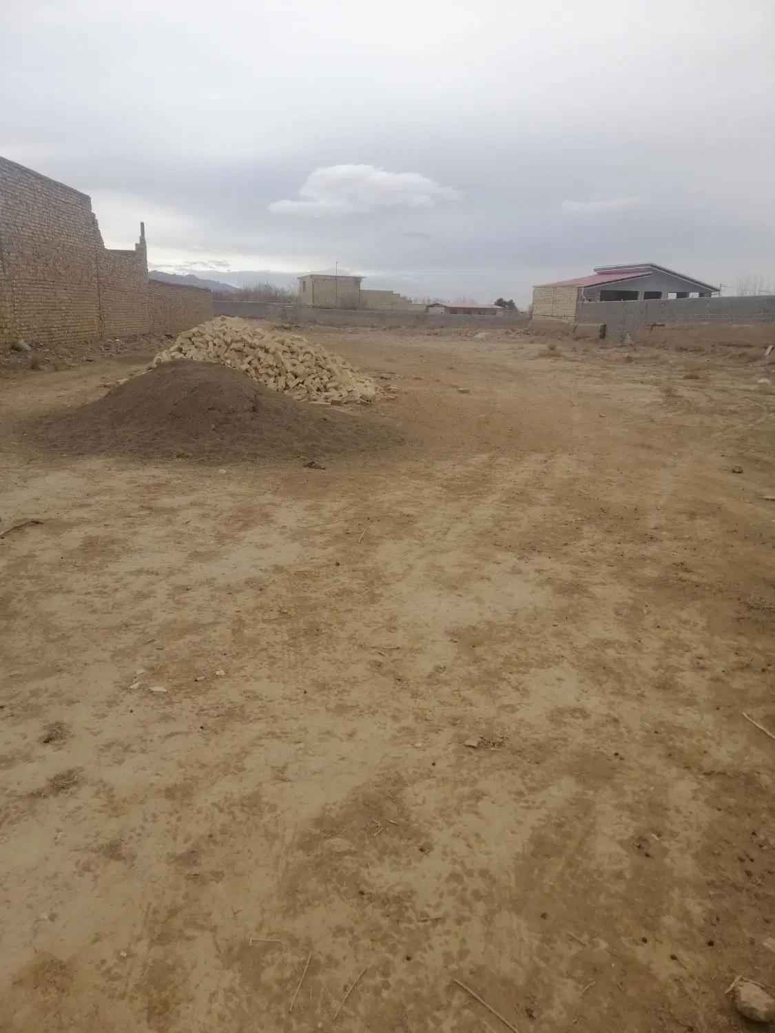 زمین 1640 متری راوند