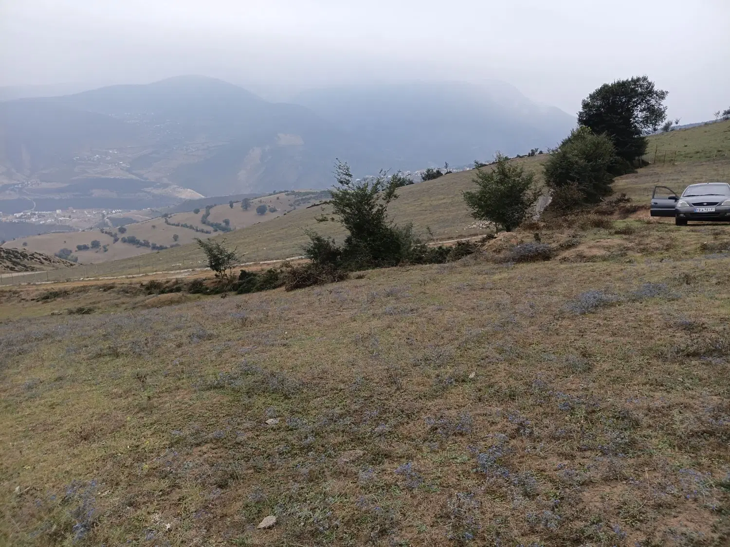 زمین به متراژ۶۰۰متر و۳۰۰متر باچشم اناز عالی