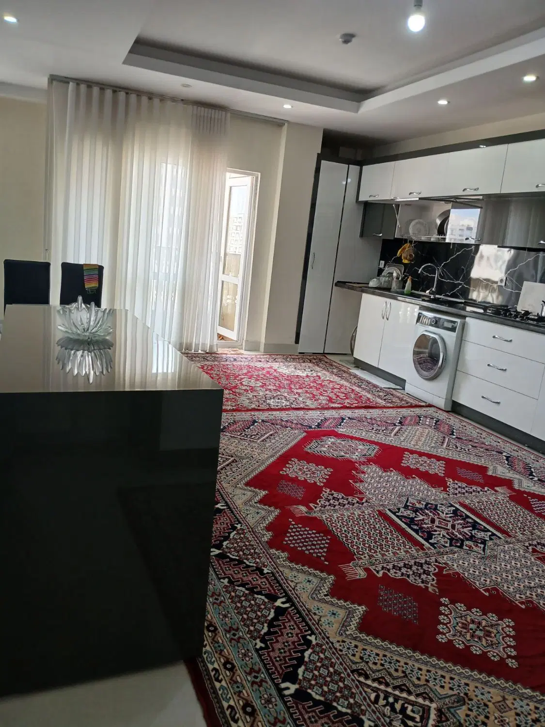 اپارتمان طبقه ۳ سر جلو ساختمان
