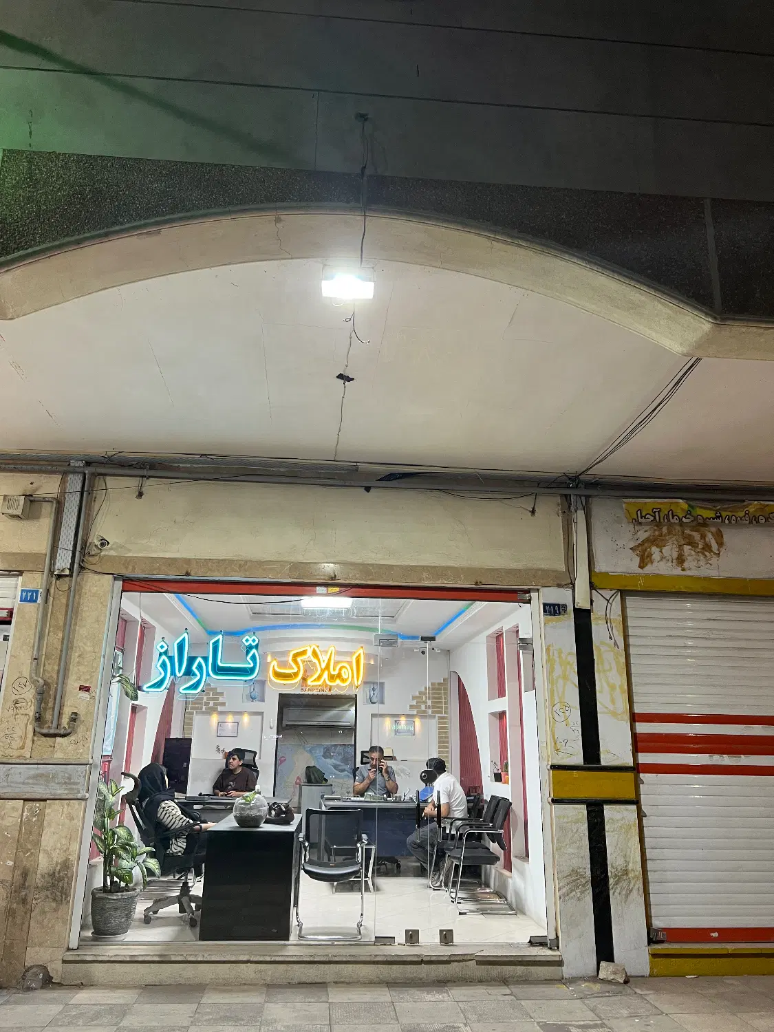 یک باب مغازه برخیابان اصلی چهارباغ