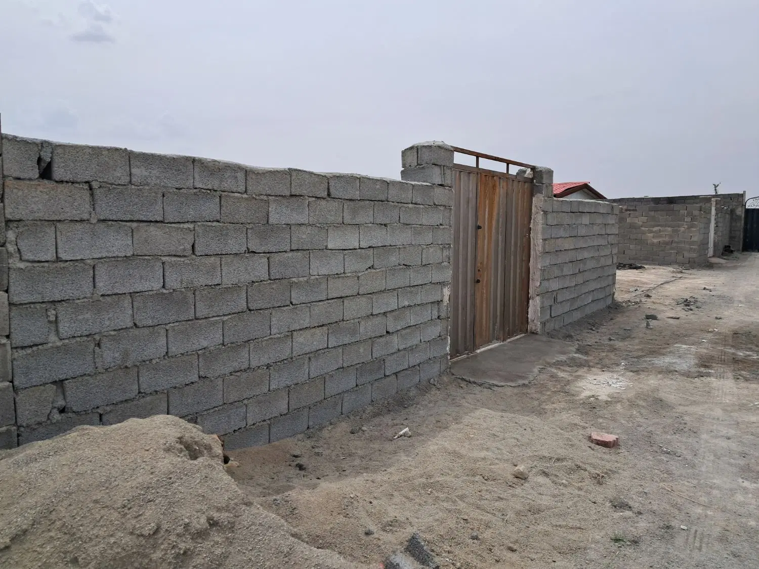 زمین_ باغچه _ چهاردیواری نقلی