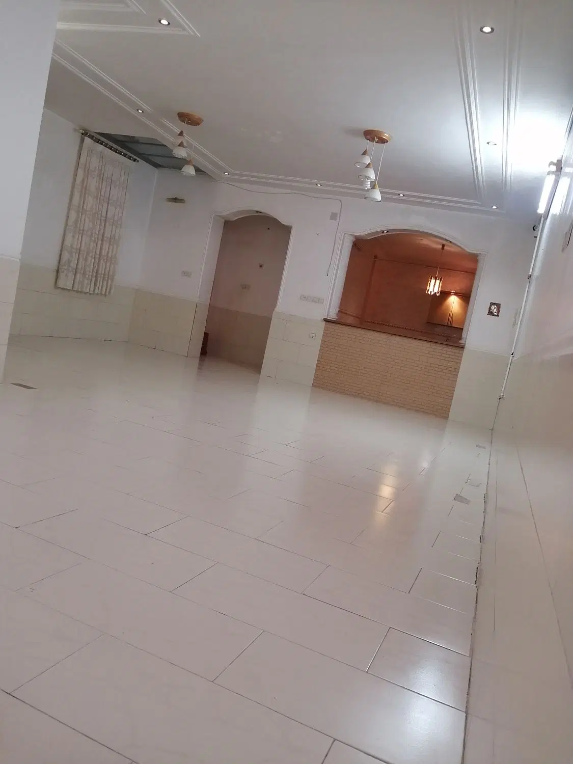 فروش منزل مسکونی سه طبقه در زرقان
