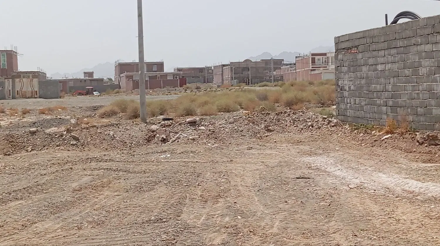 فروش زمین جاده قلعه گنج پشت دادگاه جدید