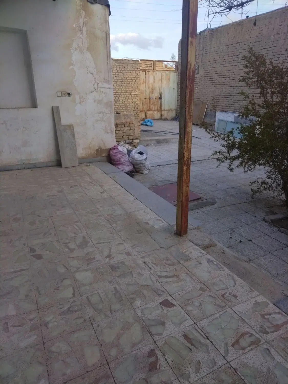 فروش منزل قدیمی در قلعه سفید (محله بالا)