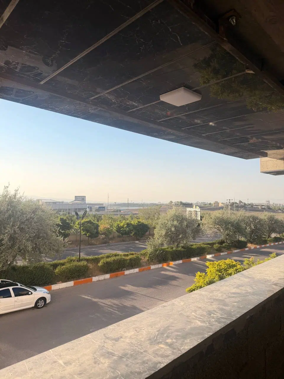 ساختمان نوساز در میدان دادگستری