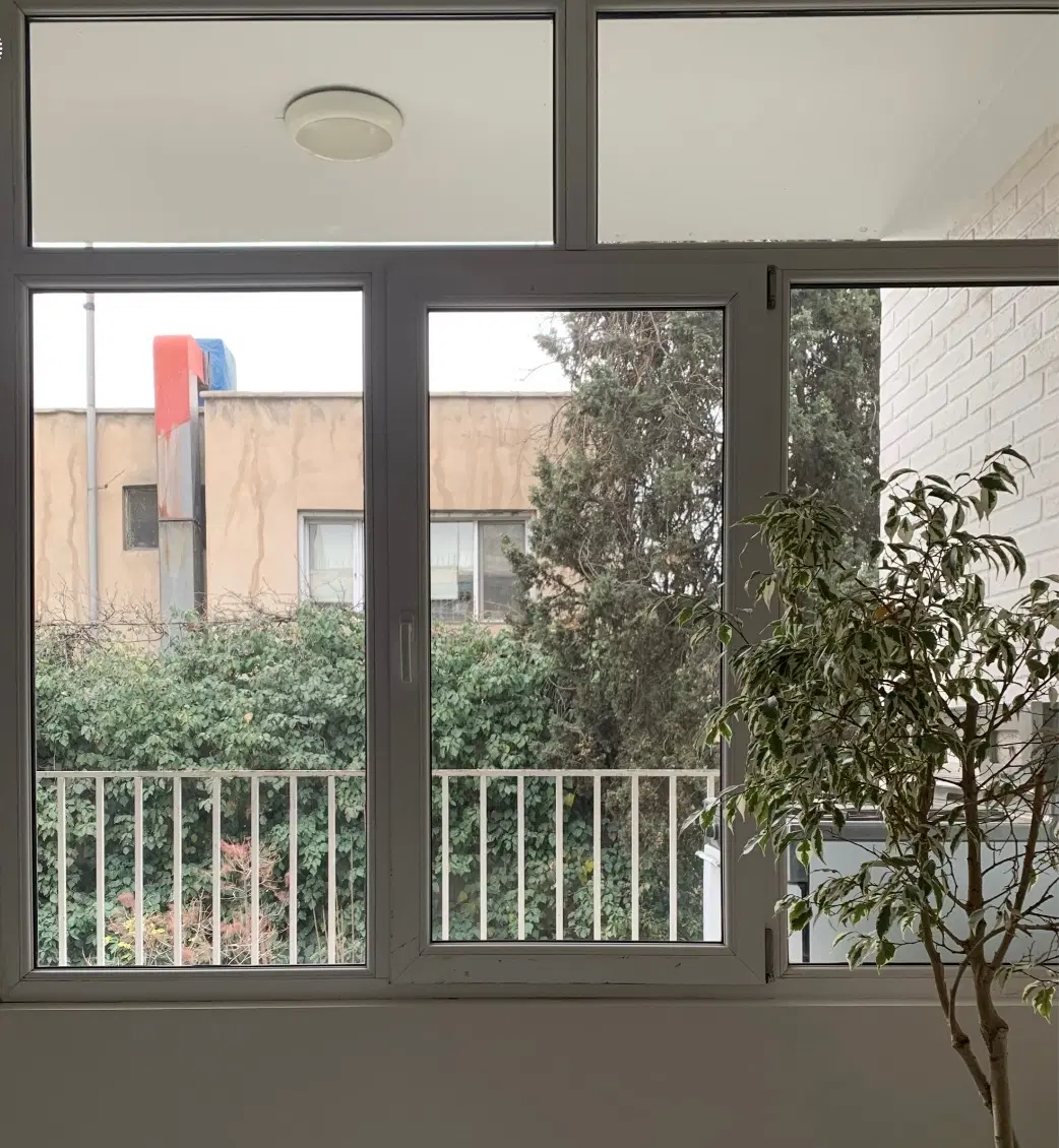 ۹۲ متر نیاوران، مژده