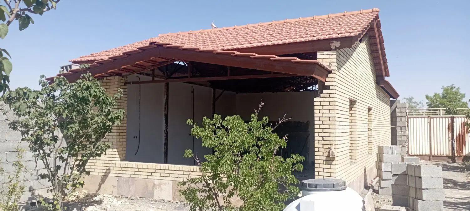باغ چهار دیواری با آب فراوان